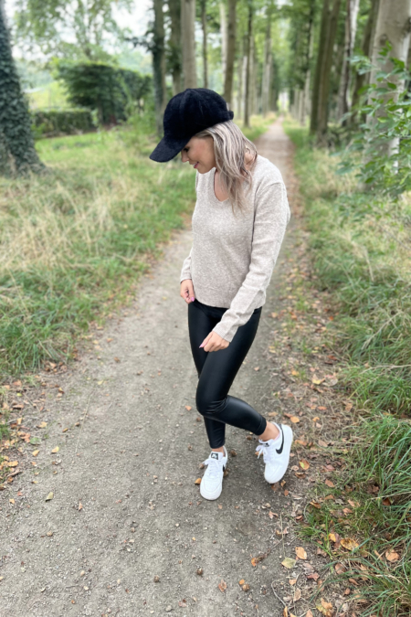 fluffy zwarte cap