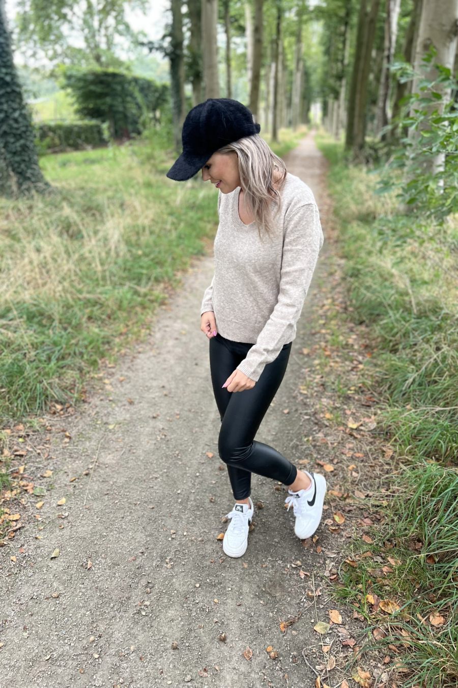 fluffy zwarte cap
