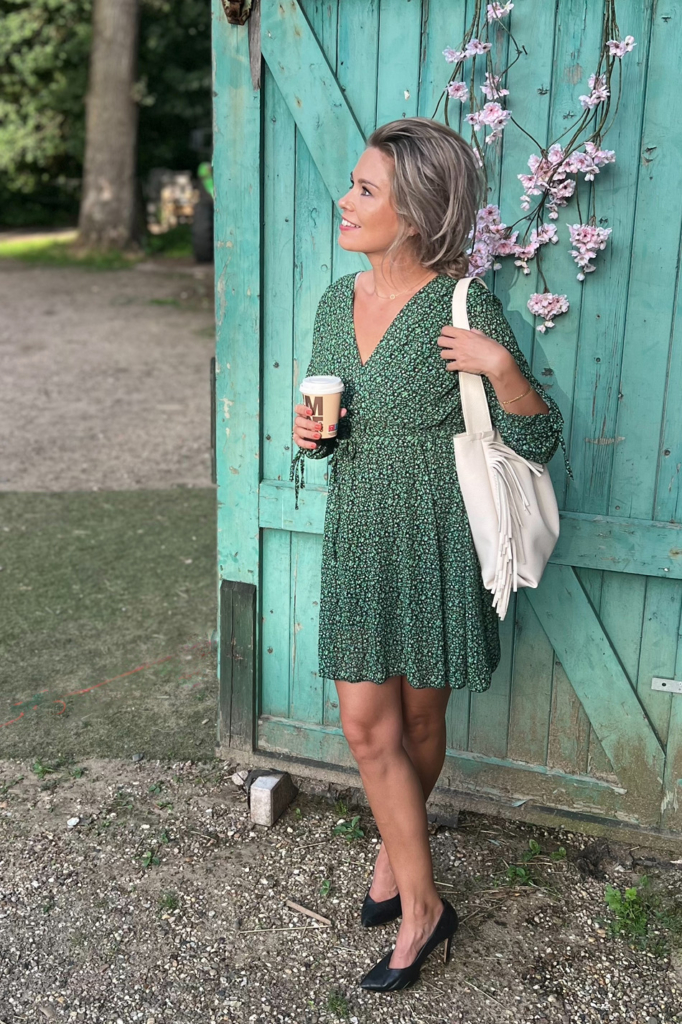 Zomerse groene jurk met speelse bloemenprint, luchtige stof en flatterende pasvorm – perfect voor elke zonnige gelegenheid.