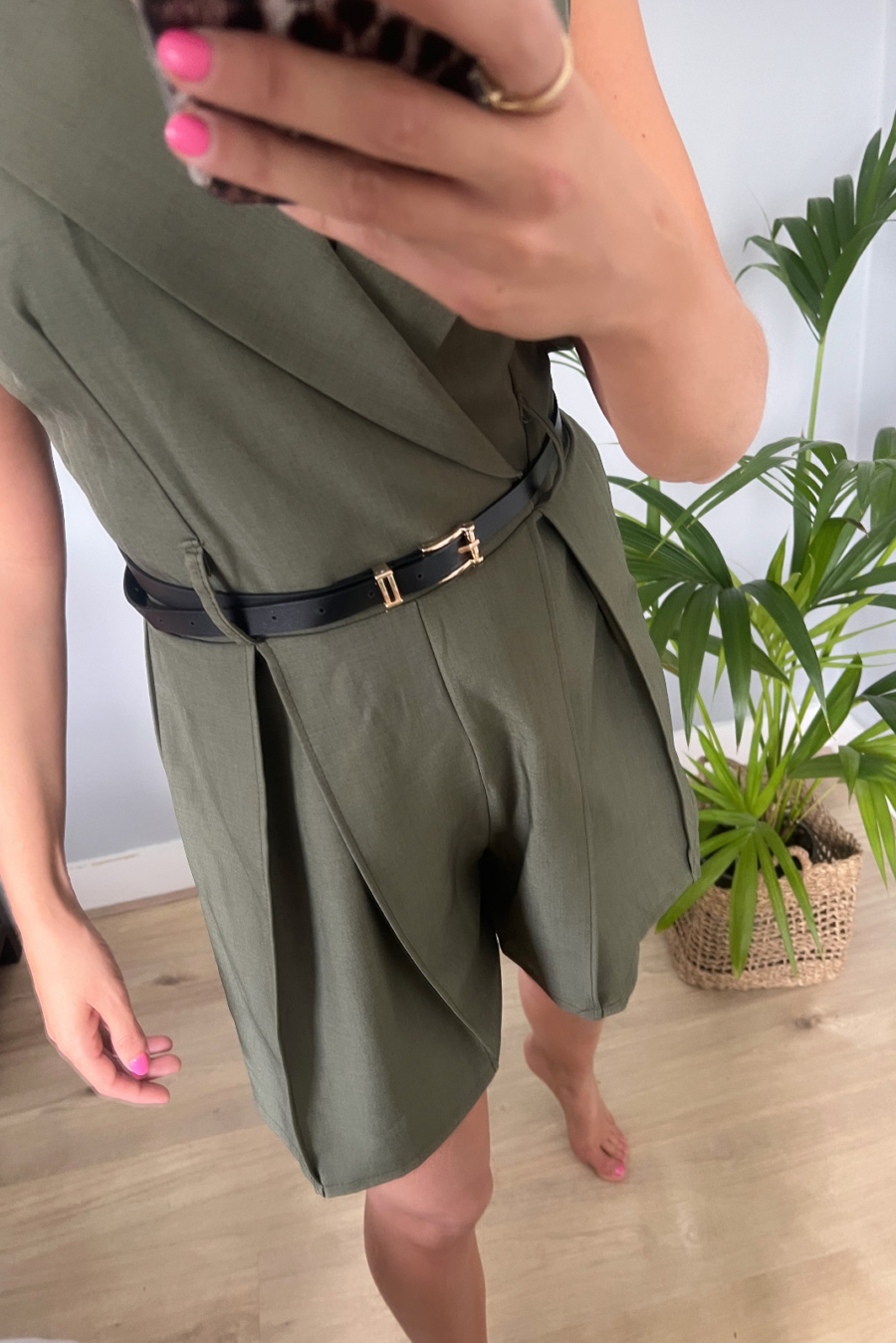 Korte jumpsuit legergroen met ceintuur – casual musthave - Afbeelding 3